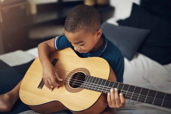Pourquoi apprendre à jouer de la guitare à un enfant ?