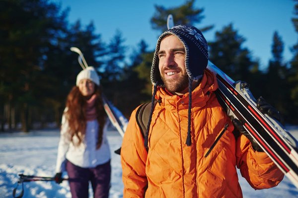 Comment louer des skis à moindre coût : quels sont les meilleurs conseils ?