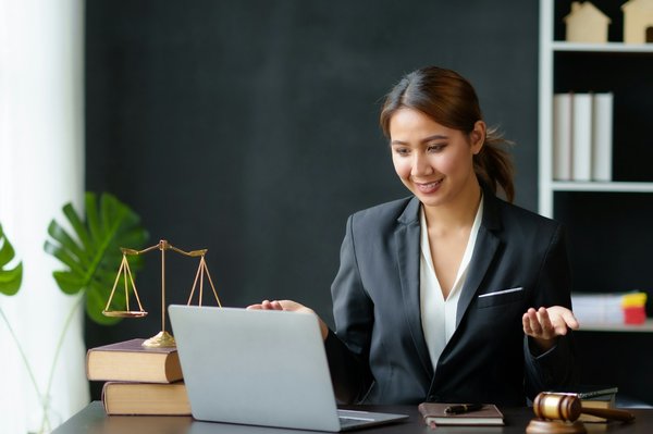 Avocats en ligne : comment peuvent-ils simplifier vos procédures légales ?