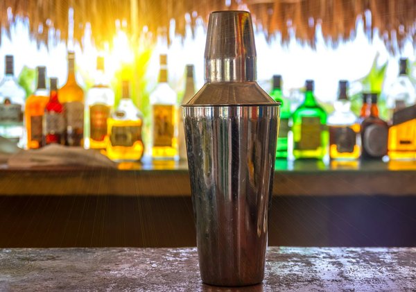 Devenir barman professionnel : les étapes clés